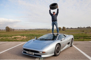 Bridgestone will show the film with the creation of tires for Jaguar XJ220